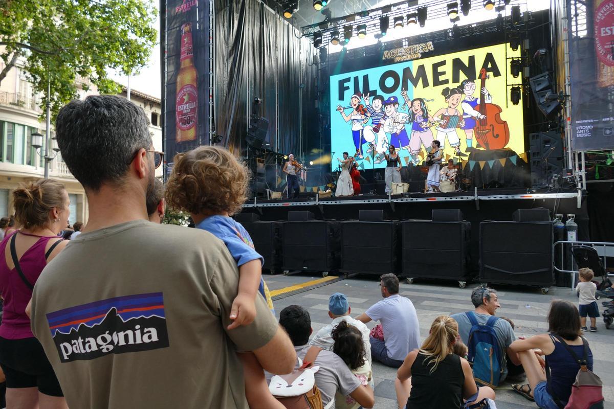 EN IMATGES | L'Acústica celebra la seva segona nit amb un ambient festiu i reivindicatiu