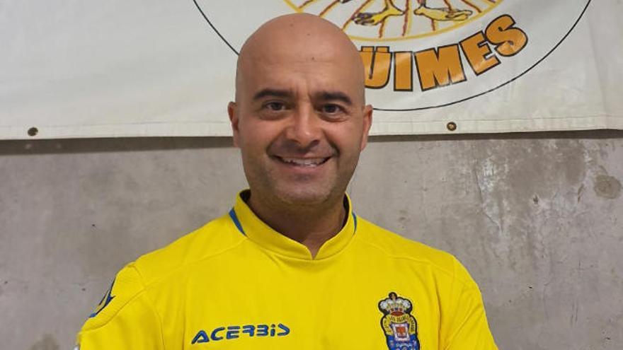 Javi Santana posa con la camiseta de Las Palmas.