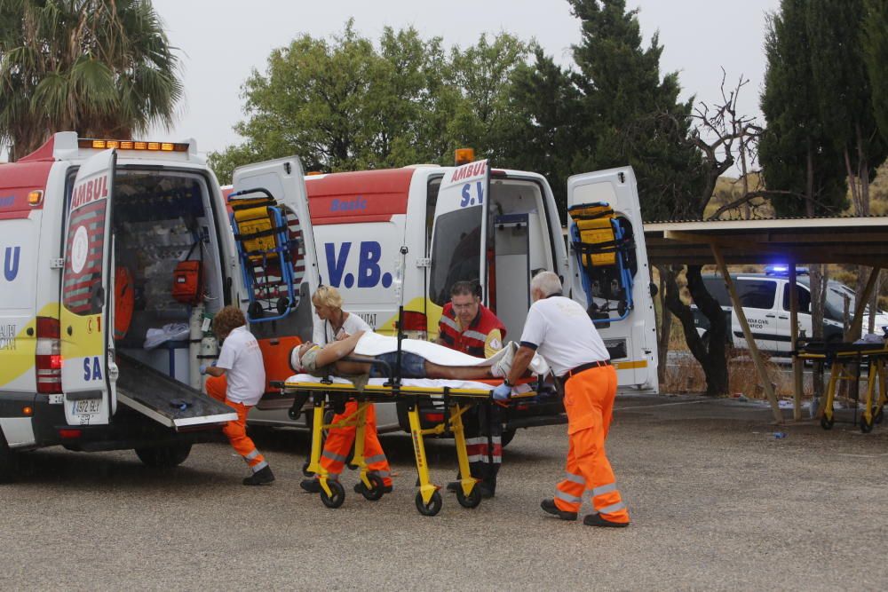 Bomberos del Consorcio han acudido para excarcelar a personas atrapadas en los vehículos.