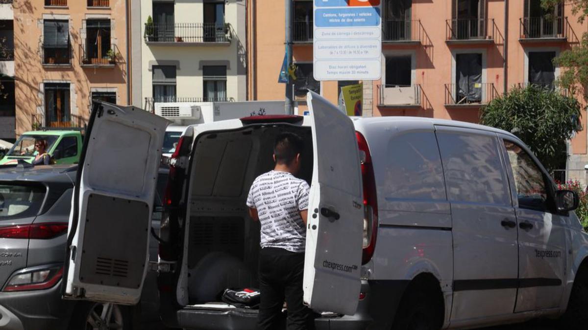Un transportista, descarregant al mig de Girona