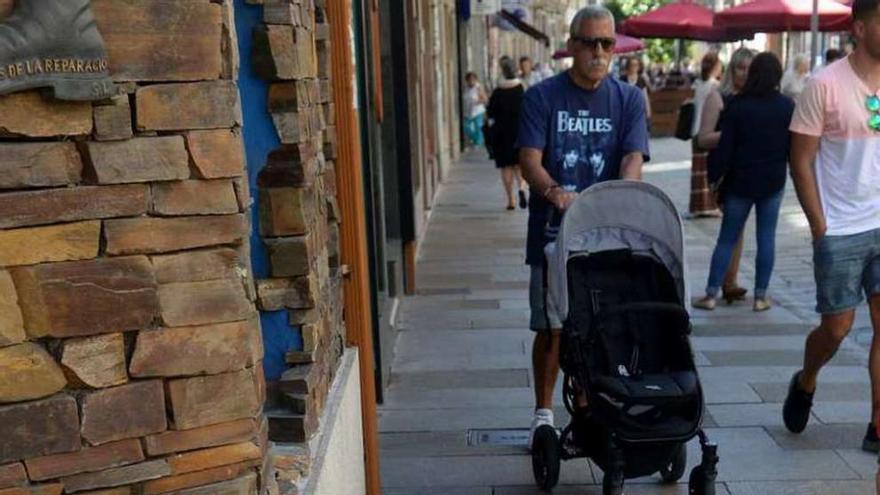 Los trozos del canalón en el suelo de la calle Rey Daviña. // Noé Parga