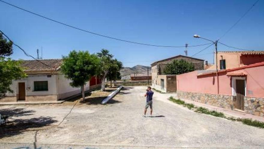 Algunas de las calles sin asfaltar en La Encina.