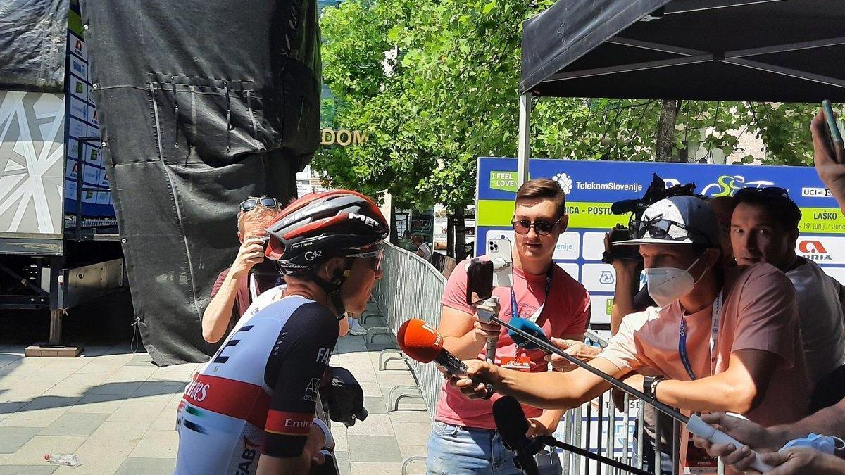 Tadej Pogacar atiende a unos periodistas en los preparativos del Tour de Eslovenia.