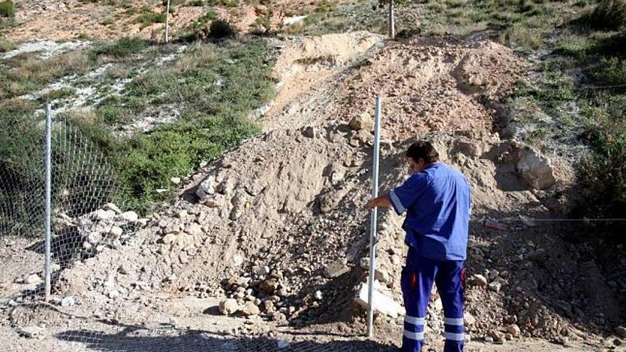 Operarios de Urbaser iniciaron ayer mismo la restauración de las grietas e instalaron un nuevo vallado