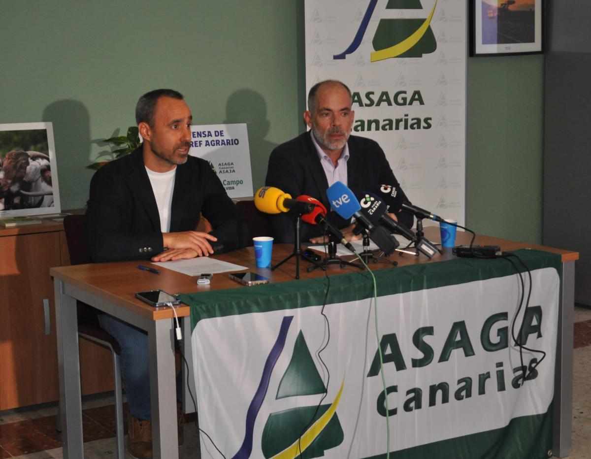 El secretario general de Asaga Canarias Asaja, Theo Hernando y el representante de la Mesa Ganadera del Gobierno de Canarias y director general del Grupo Capisa, Samuel Marrero.