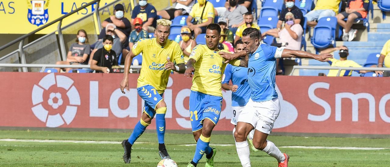 Grima frena el avance de Viera, en el UD Las Palmas-Ibiza de la primera vuelta. Detrás, Adalberto Peñaranda.