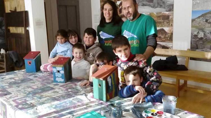 Los alumnos del colegio de Ponga elaboran cajas nido para las aves