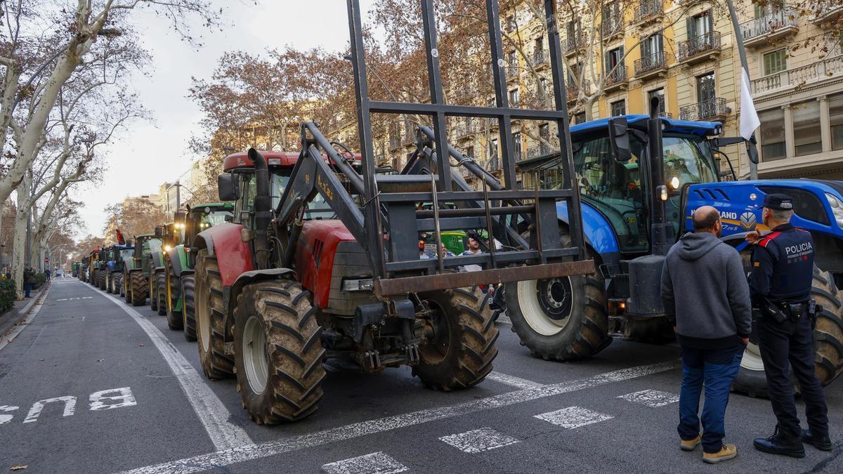 La marcha de tractores en Barcelona se dirige al Parlament.