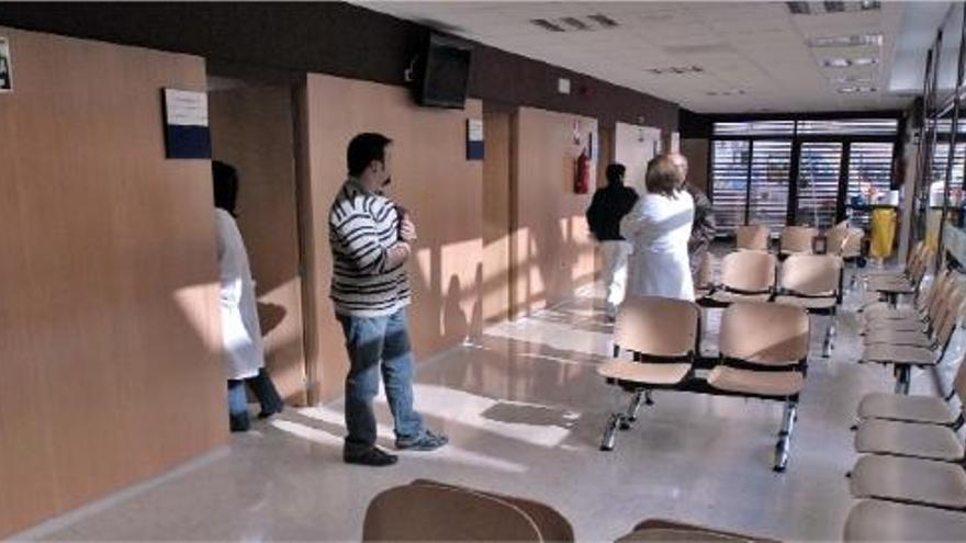 Varios pacientes esperan su turno en un centro de salud de la provincia de Castelló.