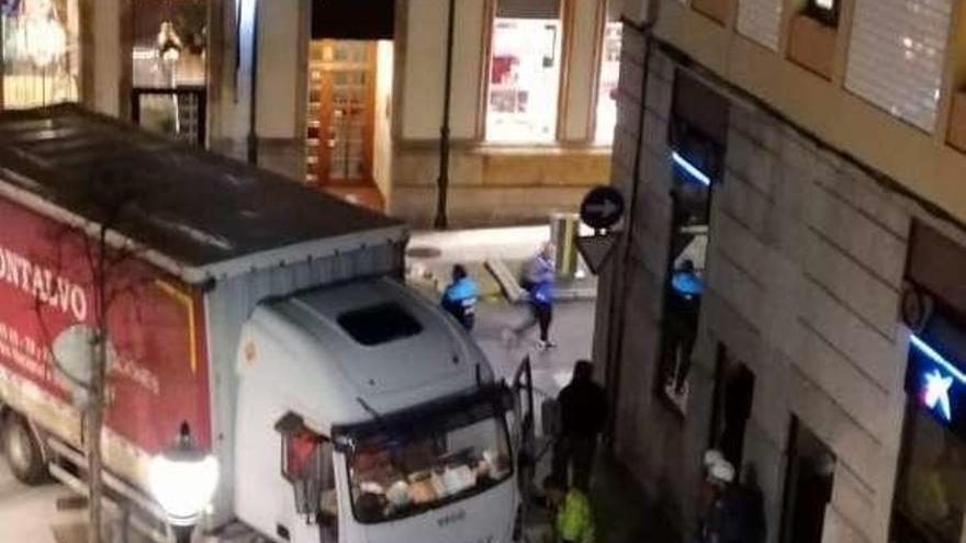 Un camión, atascado en la calle de La Merced