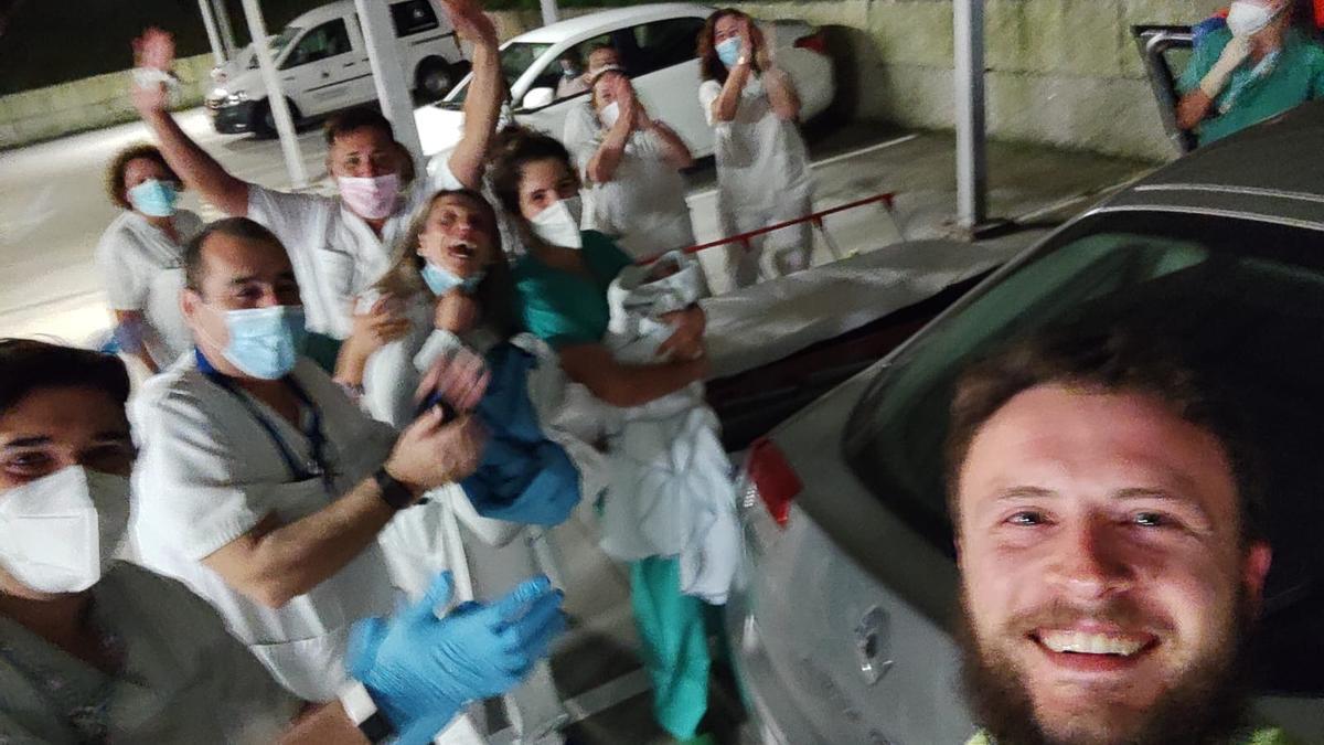 José Luis (abajo a la derecha) inmortalizó el momento haciéndose un selfie con todos los profesionales que asistieron el parto, una vez que todo había salido bien.