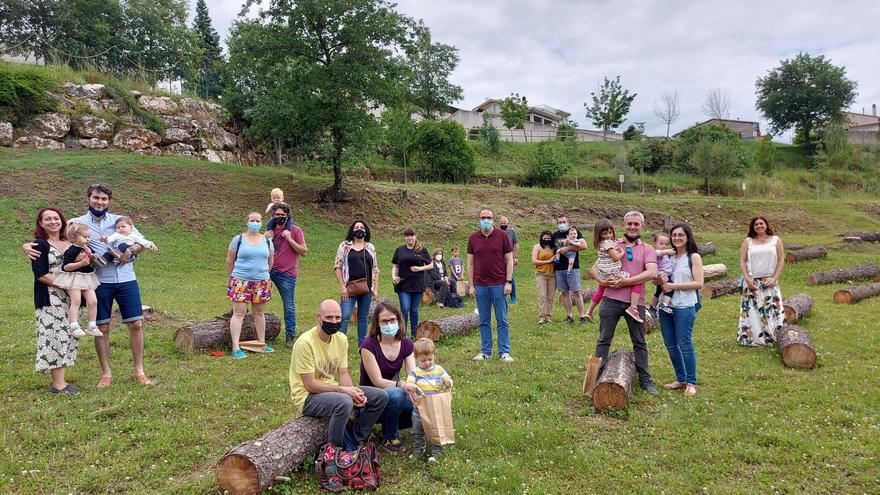 Sant Jaume de Llierca dona la benvinguda als nadons plantant un arbre per cadascun d’ells