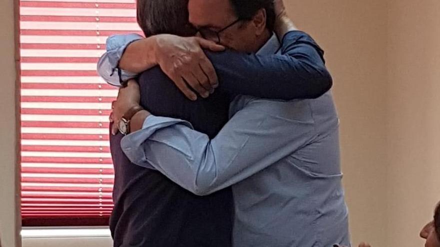 El conseller Vicent Soler se abraza a Ferran Verger