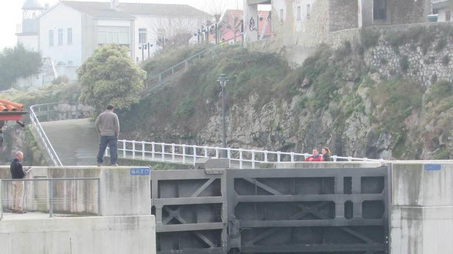 Puesta a punto de la compuerta del puerto llanisco