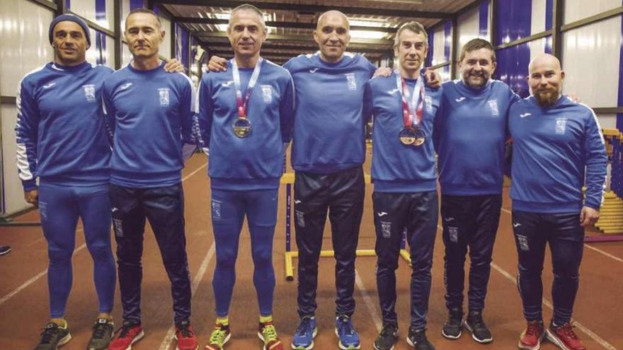 En la foto Juan Caamaño, Toto Bazán, Miguel Cordal, Vicente Veiga, Ramón Serantes, Juan García y Xan Area.