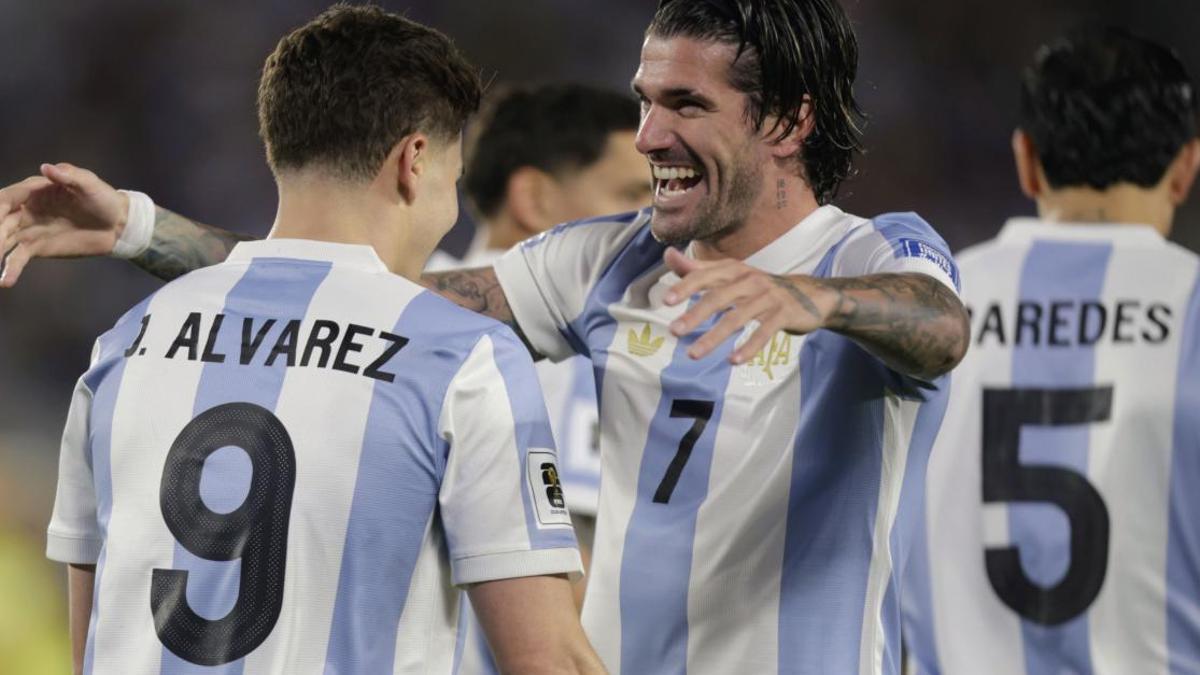 De Paul celebra con Julián Álvarez la goleada ante Argentina.