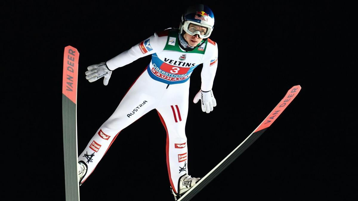 Daniel Tschofenig, en acción la prueba de Obarstdorf del torneo "Cuatro Trampolines"