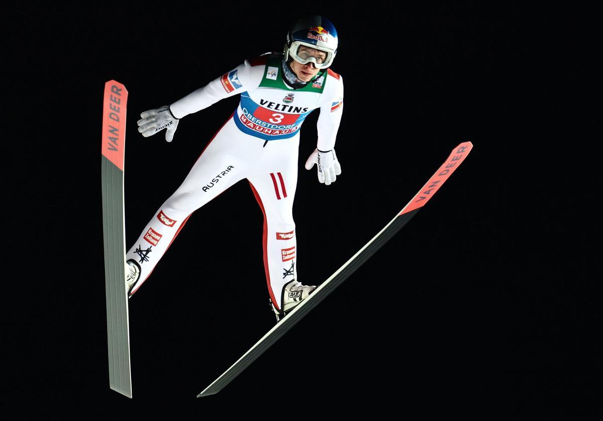 Daniel Tschofenig, en acción la prueba de Obarstdorf del torneo "Cuatro Trampolines"