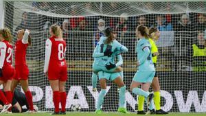 Aitana Bonmatí celebra amb Salma Paralluelo el segon i definitiu gol contra el Brann, ahir en l’anada dels quarts de la Champions. | PAUL S. AMUNDSEN / EFE