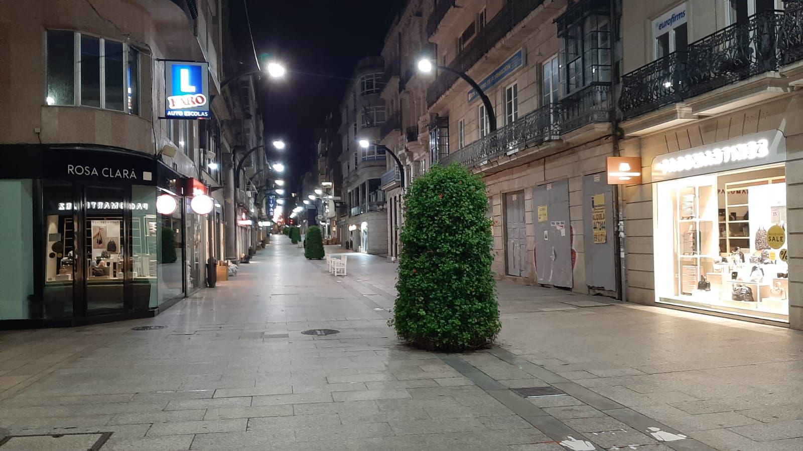 Vista de las calles de Vigo vacías durante el toque de queda