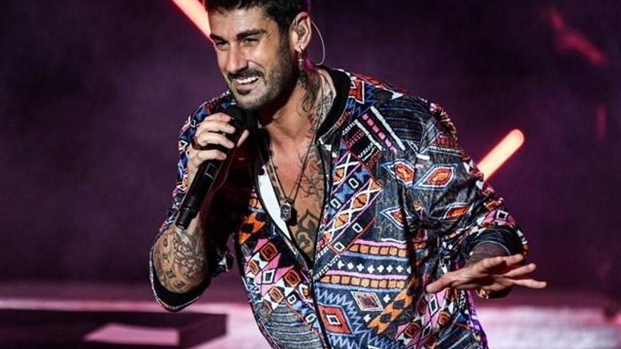 Melendi canta &quot;Ahora&quot; su cuarta paternidad