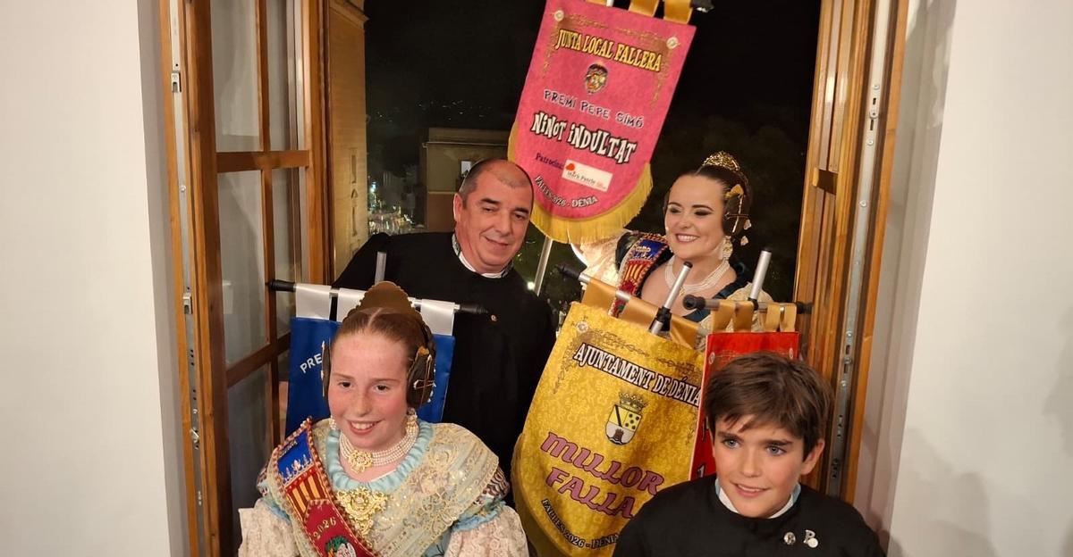 Lluís Sentí y Lluna Pérez, tras asomarse al balcón del ayuntamiento y celebrar el premio con la comisión de Centro