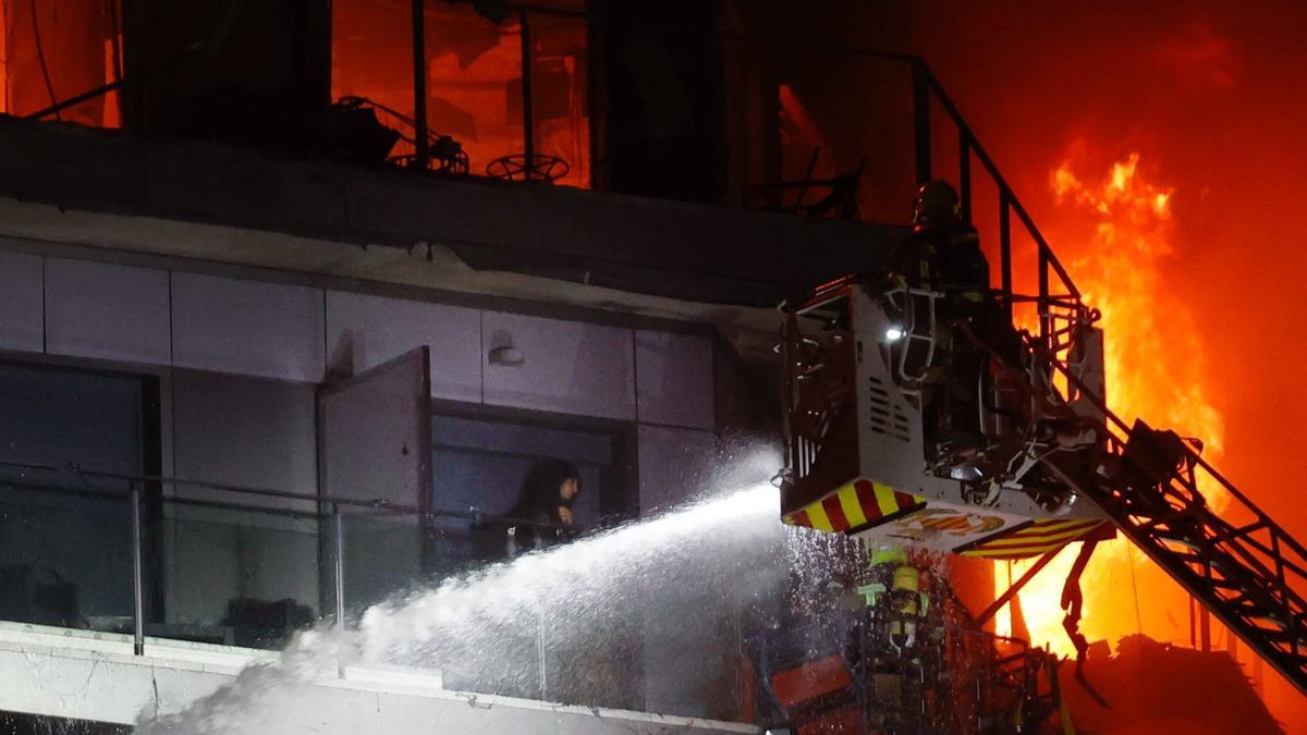 Vecinos atrapados en los balcones del edificio incendiado en Campanar