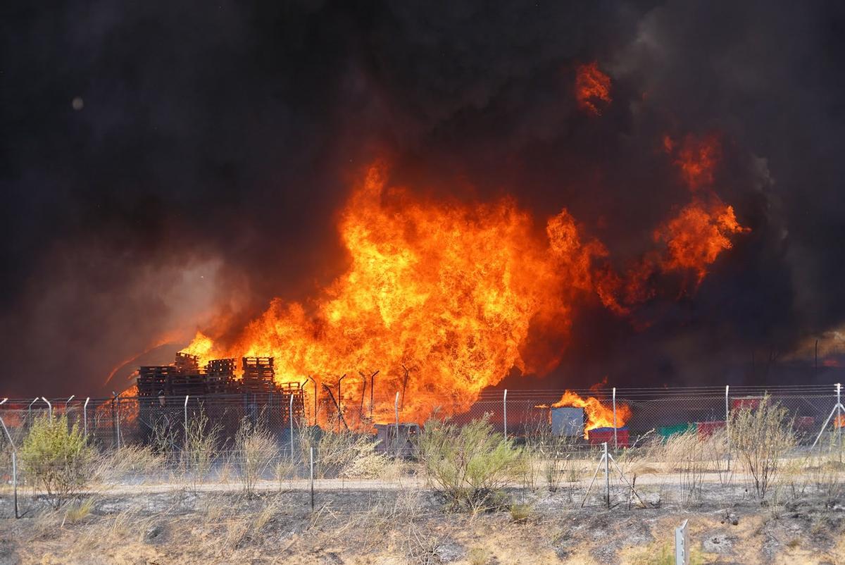 GALERÍA | Las imágenes del incendio en la planta de residuos Zaresa de Roales