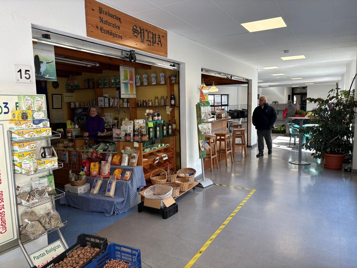 Zona de la tienda y el bar del mercado de abastos cangués.
