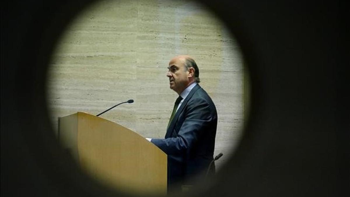 El ministro de economia en funciones Luis de Guindos durante la presentacion del Anuario del euro 2015 en el ICO