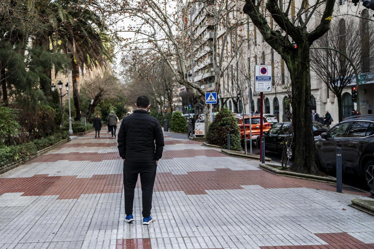 Óscar Villa, de espaldas.