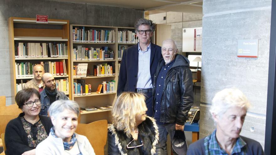 Curtis Bauer y Miguel Rojo, ayer, en la Biblioteca Luis Sepúlveda. | Marcos León