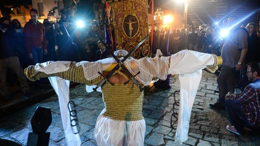 Penitencia y fervor en el desfile de los Empalaos en Valverde