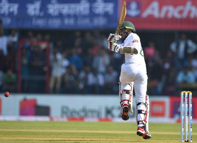 Mohammad Mithun juega un tiro el primer día del primer partido de cricket de prueba entre India y Bangladesh en el Holkar Cricket Stadium en Indore.