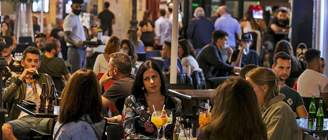 Público en la zona de ocio de Castaños, en Alicante, en una imagen de mayo. | HÉCTOR FUENTES