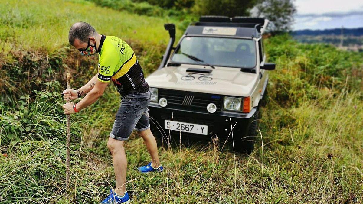 Gonzalo Rubiera adecenta una parte de la ruta de BTT en el entorno del Monte Areo.