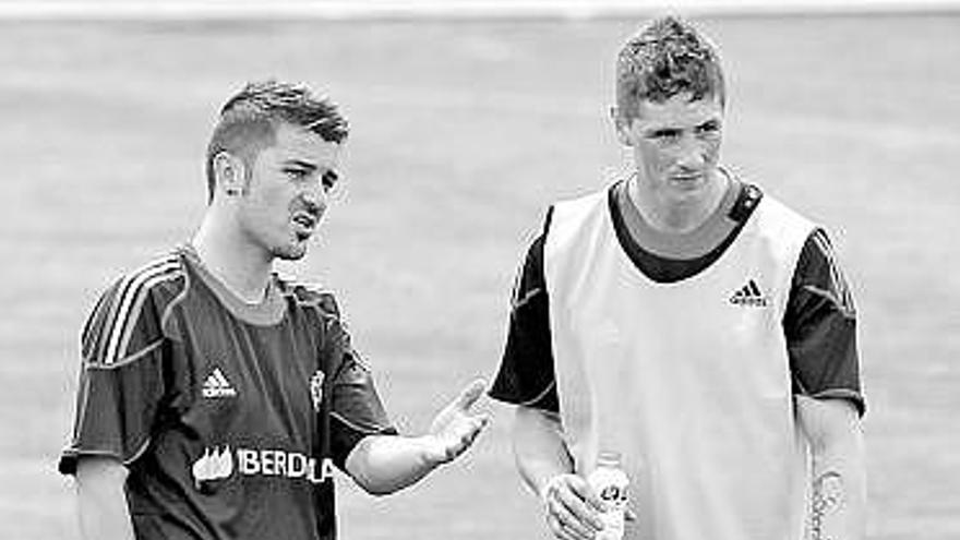 El asturiano Villa charla con Torres durante el entrenamiento de ayer.