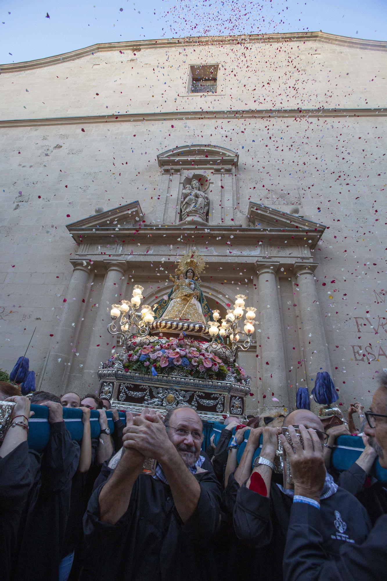 La Patrona de Alicante, la Virgen del Remedio, vuelve a recorrer las calles tras el parón de la pandemia