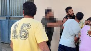 Intenta clavar un ganivet a un home que passejava amb el seu fill de tres anys a Formentera