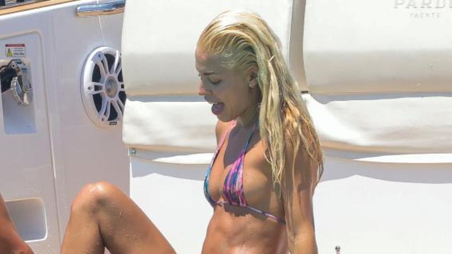 Jessica Goicoechea y un amigo en Ibiza