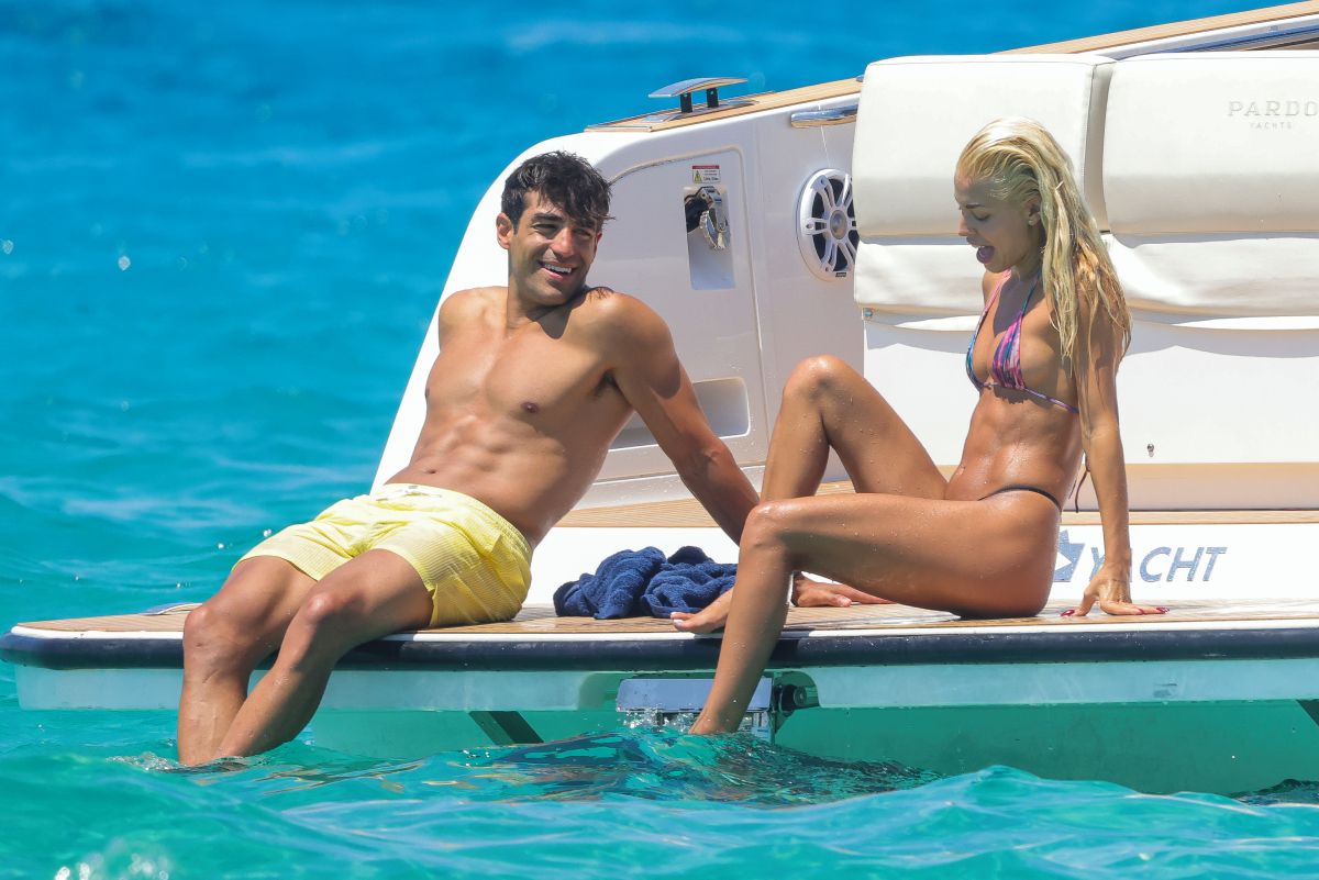 Jessica Goicoechea y un amigo en Ibiza