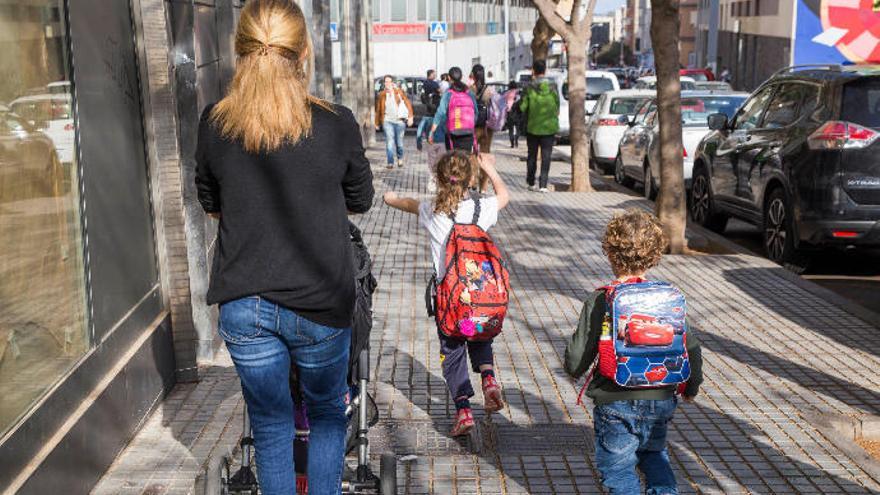 Salida de escolares en Tenerife tras la suspensión de clases por la pandemia.