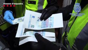Detingut un clan familiar que va distribuir més de 100.000 euros en bitllets falsos a Catalunya | VÍDEO