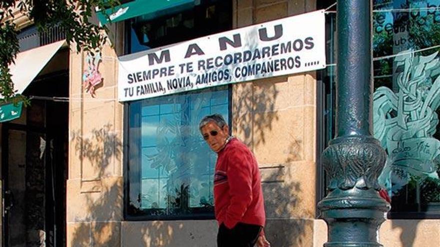 Allegados a Manuel Abalo colocaron una pancarta en A Mariña.