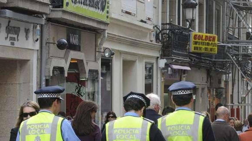 Tres policías patrullan por la calle Real. / víctor echave