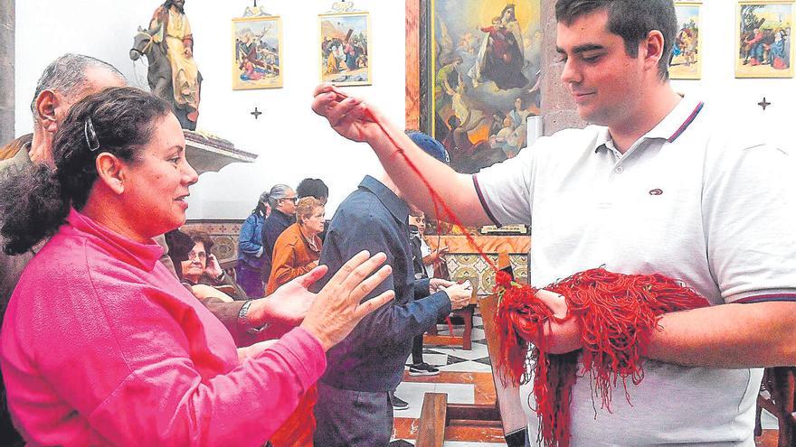 San Blas reparte miles de cintas benditas