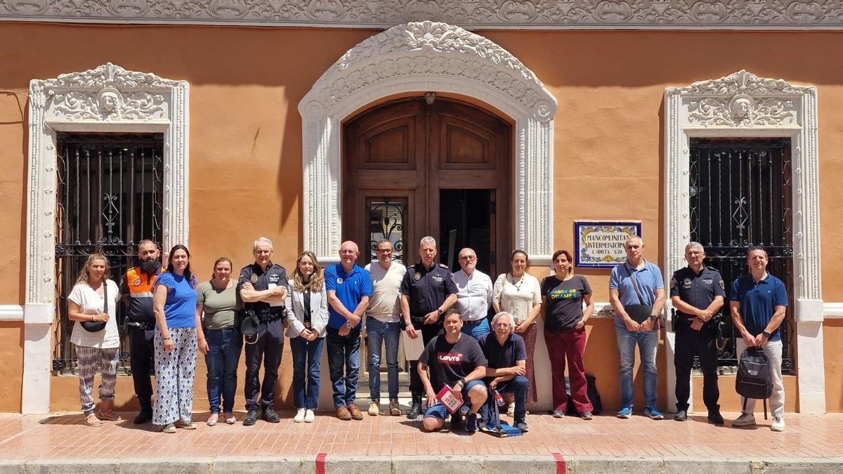 La comisión de emergencias formada por ayuntamientos, Policía Local y asociaciones, este lunes en la Mancomunitat de l'Horta Sud.