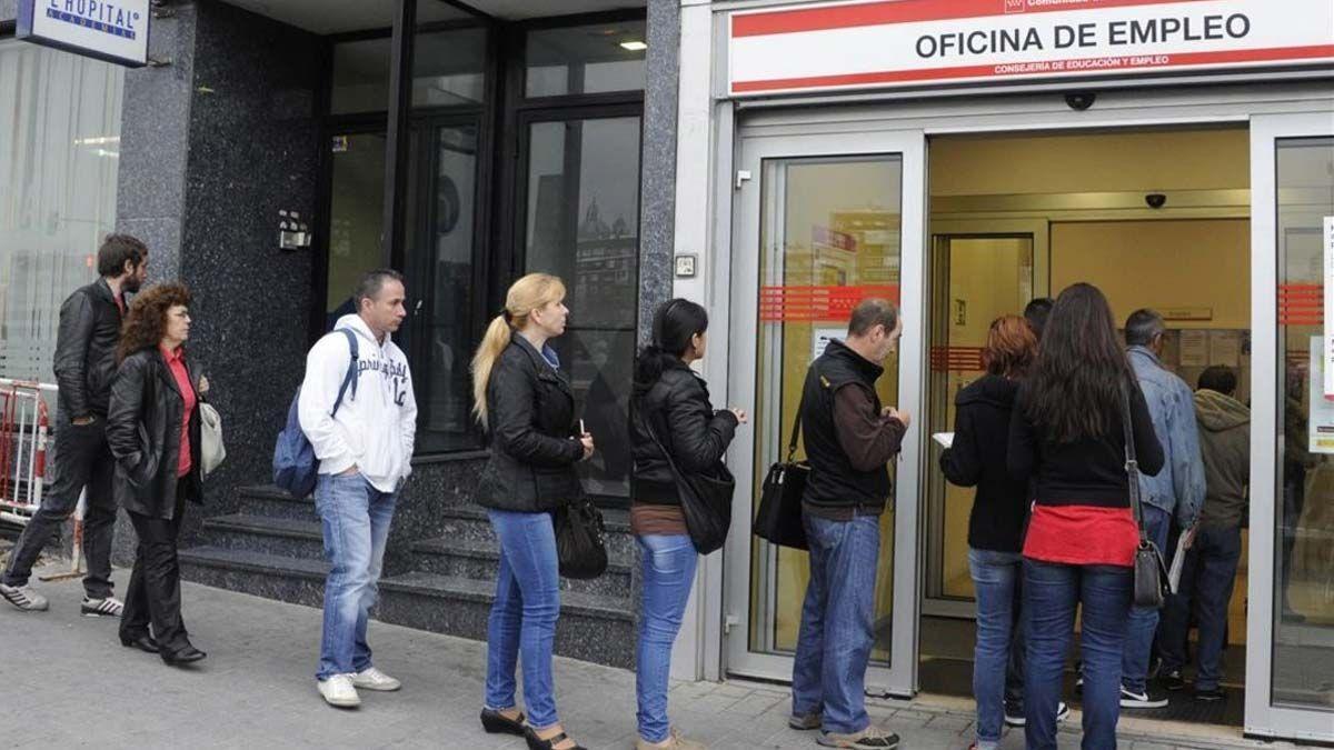 La pandemia barre 360.000 empleos en España y eleva el paro hasta los 3,8 millones