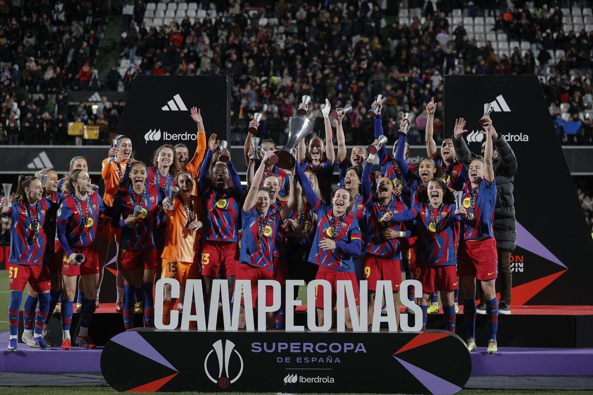 Las jugadoras del FC Barcelona celebran su victoria en la final de la Supercopa de España que han disputado FC Barcelona y Real Madrid en el estadio Castalia de Castellón. EFE/Manuel Bruque.