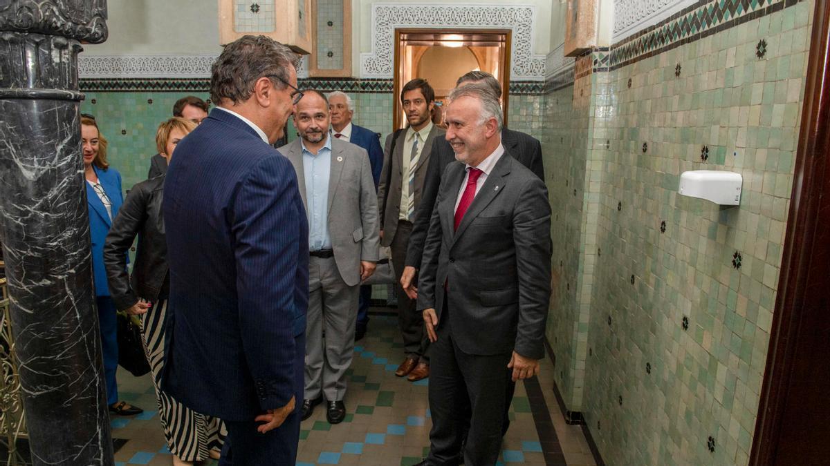 El presidente de Canarias, Ángel Víctor Torres (d), se reúne con el presidente del Gobierno marroquí, Aziz Ajanuch este miércoles en Rabat.
